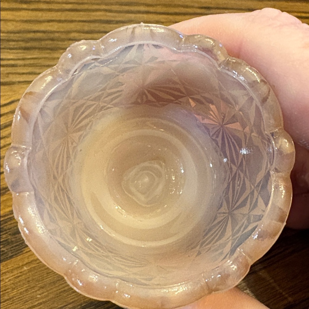 LG Wright Daisy Button Pink Opalescent Ruffle Rim Toothpick Holder - Picture 2 of 3
